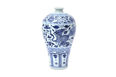 Lot 236 - A CHINESE BLUE AND WHITE 'PEACOCK' VASE, MEIPING