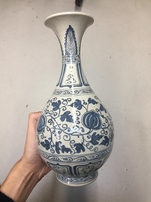 Lot 239 - A CHINESE BLUE AND WHITE 'MELONS' VASE, YUHUCHUNPING