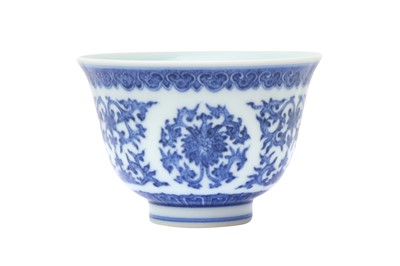 Lot 124 - A CHINESE BLUE AND WHITE 'LOTUS' CUP