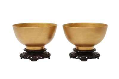 Lot 110 - A PAIR OF CHINESE GILT-DECORATED BOWLS