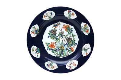 Lot 181 - A CHINESE FAMILLE VERTE POWDER-BLUE FAMILLE-VERTE CHARGER