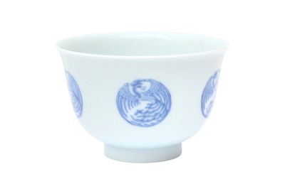 Lot 549 - A CHINESE BLUE AND WHITE 'PHOENIX' CUP
