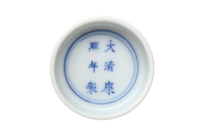 Lot 549 - A CHINESE BLUE AND WHITE 'PHOENIX' CUP