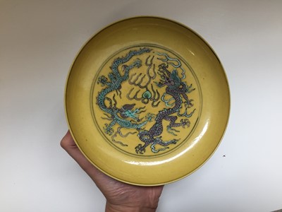 Lot 552 - A CHINESE YELLOW-GROUND 'DRAGON' DISH