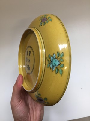 Lot 552 - A CHINESE YELLOW-GROUND 'DRAGON' DISH