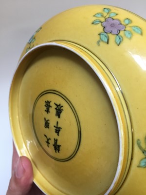 Lot 552 - A CHINESE YELLOW-GROUND 'DRAGON' DISH