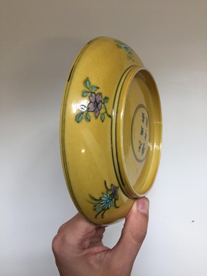 Lot 552 - A CHINESE YELLOW-GROUND 'DRAGON' DISH