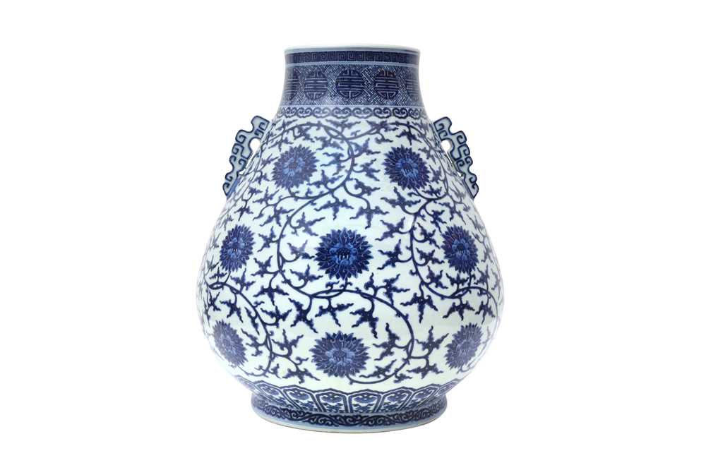 Lot 92 - A CHINESE BLUE AND WHITE PEAR-SHAPED 'LOTUS' VASE, HU