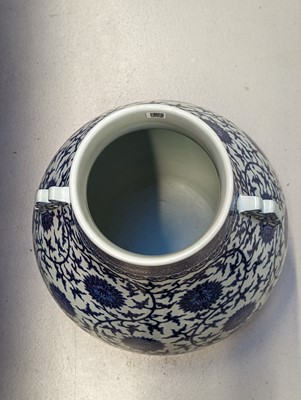 Lot 92 - A CHINESE BLUE AND WHITE PEAR-SHAPED 'LOTUS' VASE, HU