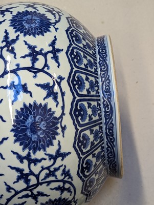 Lot 92 - A CHINESE BLUE AND WHITE PEAR-SHAPED 'LOTUS' VASE, HU