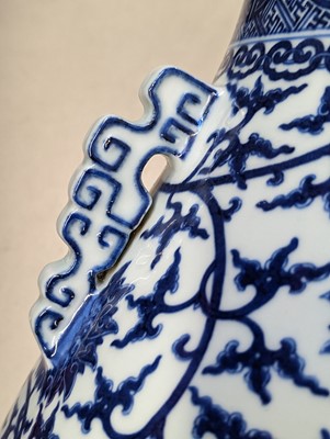 Lot 92 - A CHINESE BLUE AND WHITE PEAR-SHAPED 'LOTUS' VASE, HU