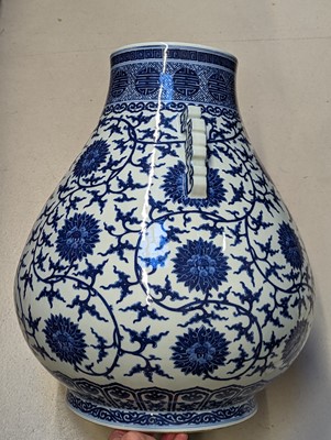 Lot 92 - A CHINESE BLUE AND WHITE PEAR-SHAPED 'LOTUS' VASE, HU