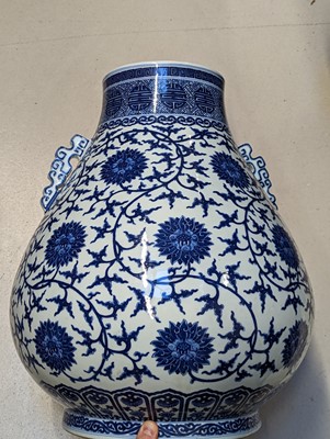 Lot 92 - A CHINESE BLUE AND WHITE PEAR-SHAPED 'LOTUS' VASE, HU