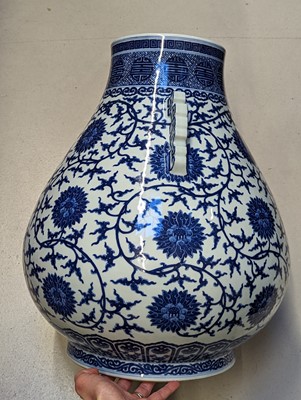 Lot 92 - A CHINESE BLUE AND WHITE PEAR-SHAPED 'LOTUS' VASE, HU