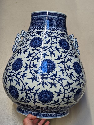 Lot 92 - A CHINESE BLUE AND WHITE PEAR-SHAPED 'LOTUS' VASE, HU