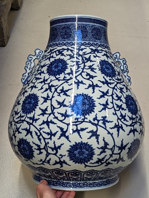 Lot 92 - A CHINESE BLUE AND WHITE PEAR-SHAPED 'LOTUS' VASE, HU