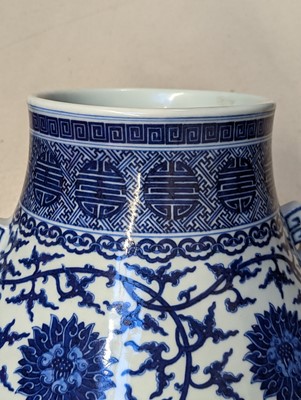 Lot 92 - A CHINESE BLUE AND WHITE PEAR-SHAPED 'LOTUS' VASE, HU