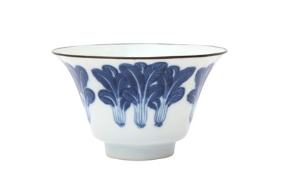 Lot 554 - A CHINESE BLUE AND WHITE 'CABBAGE' CUP FOR THE VIETNAMESE MARKET
