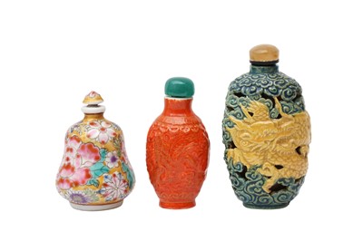 Lot 437 - A GROUP OF THREE CHINESE SNUFF BOTTLES