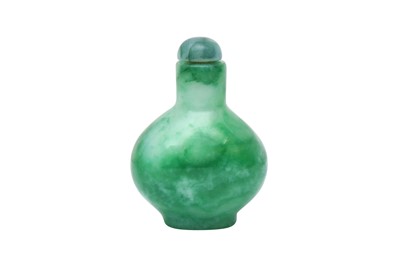 Lot 446 - A CHINESE APPLE-GREEN JADEITE SNUFF BOTTLE
