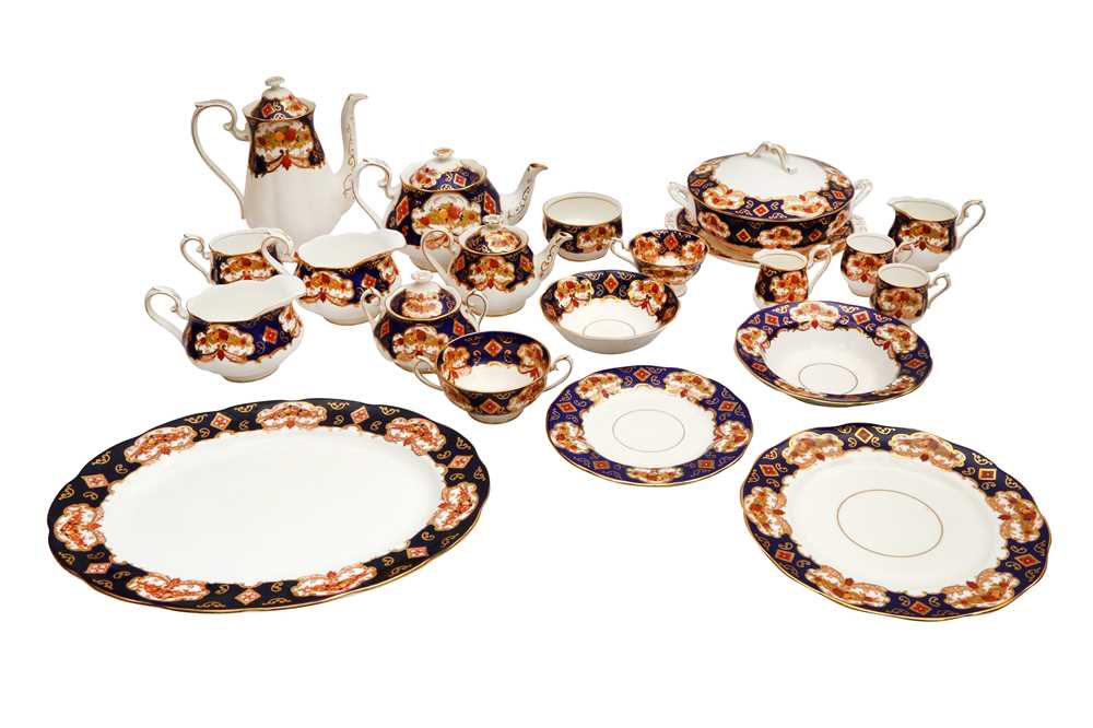Lot 834 A ROYAL ALBERT 'HEIRLOOM' BONE CHINA DINNER