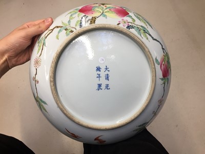Lot 139 - A CHINESE FAMILLE-ROSE 'PEACHES' DISH