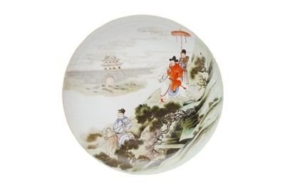 Lot 260 - A CHINESE FAMILLE-ROSE FIGURATIVE DISH