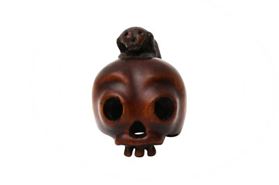 Lot 612 - A JAPANESE WOOD NETSUKE OF A SKULL