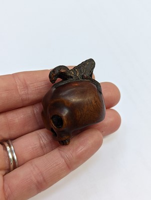 Lot 612 - A JAPANESE WOOD NETSUKE OF A SKULL