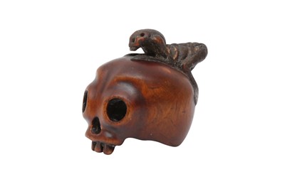 Lot 612 - A JAPANESE WOOD NETSUKE OF A SKULL