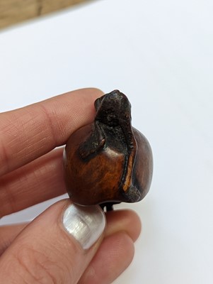 Lot 612 - A JAPANESE WOOD NETSUKE OF A SKULL