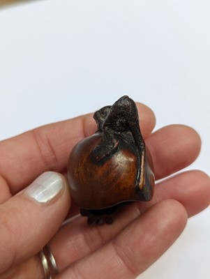 Lot 612 - A JAPANESE WOOD NETSUKE OF A SKULL