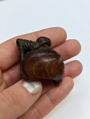 Lot 612 - A JAPANESE WOOD NETSUKE OF A SKULL