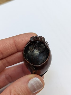 Lot 612 - A JAPANESE WOOD NETSUKE OF A SKULL