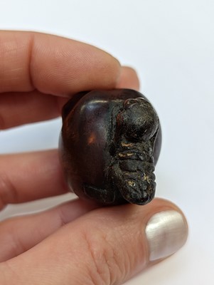 Lot 612 - A JAPANESE WOOD NETSUKE OF A SKULL
