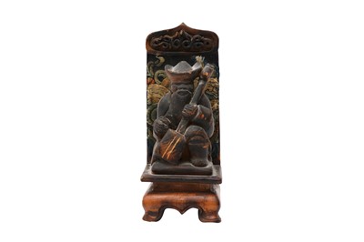 Lot 578 - A MONGOLIAN CARVING OF A SHAMAN