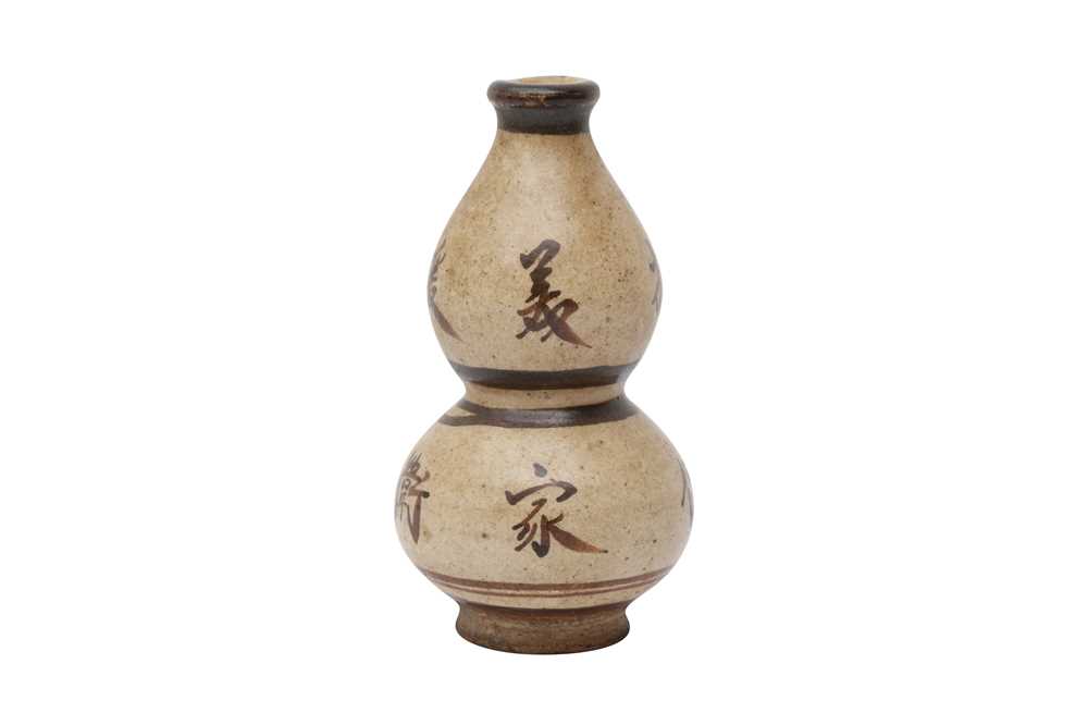 Lot 25 - A CHINESE SLIP-DECORATED DOUBLE-GOURD VASE