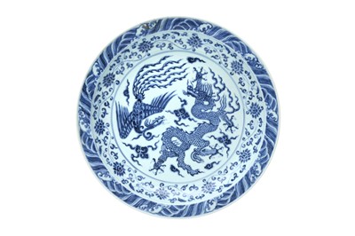 Lot 965 - A CHINESE BLUE AND WHITE 'DRAGON AND PHOENIX' CHARGER
