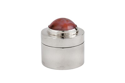 Lot 554 - An interesting Elizabeth II modernist sterling silver and agate box, London 1971 by Sarah Jones (active from circa 1972)