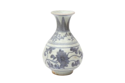 Lot 1001 - A CHINESE BLUE AND WHITE 'SHIPWRECK' VASE, YUHUCHUNPING