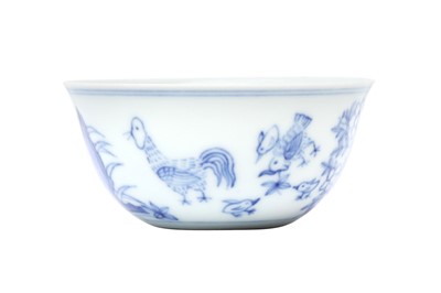 Lot 551 - A CHINESE BLUE AND WHITE 'CHICKEN' CUP