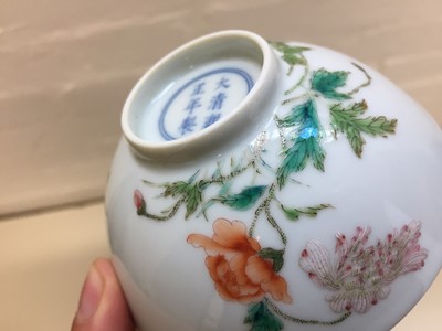 Lot 105 - A PAIR OF CHINESE FAMILLE-ROSE 'POPPIES' BOWLS
