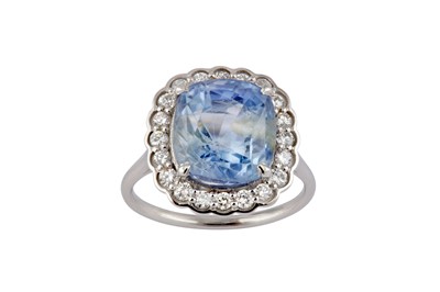 Lot 52 - A sapphire and diamond cluster ring