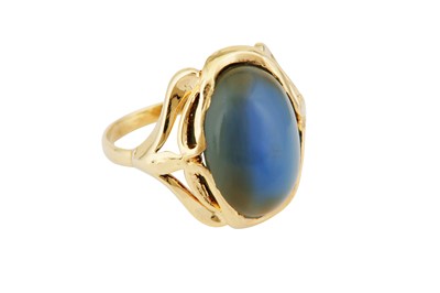 Lot 792 - A BLUE AGATE RING