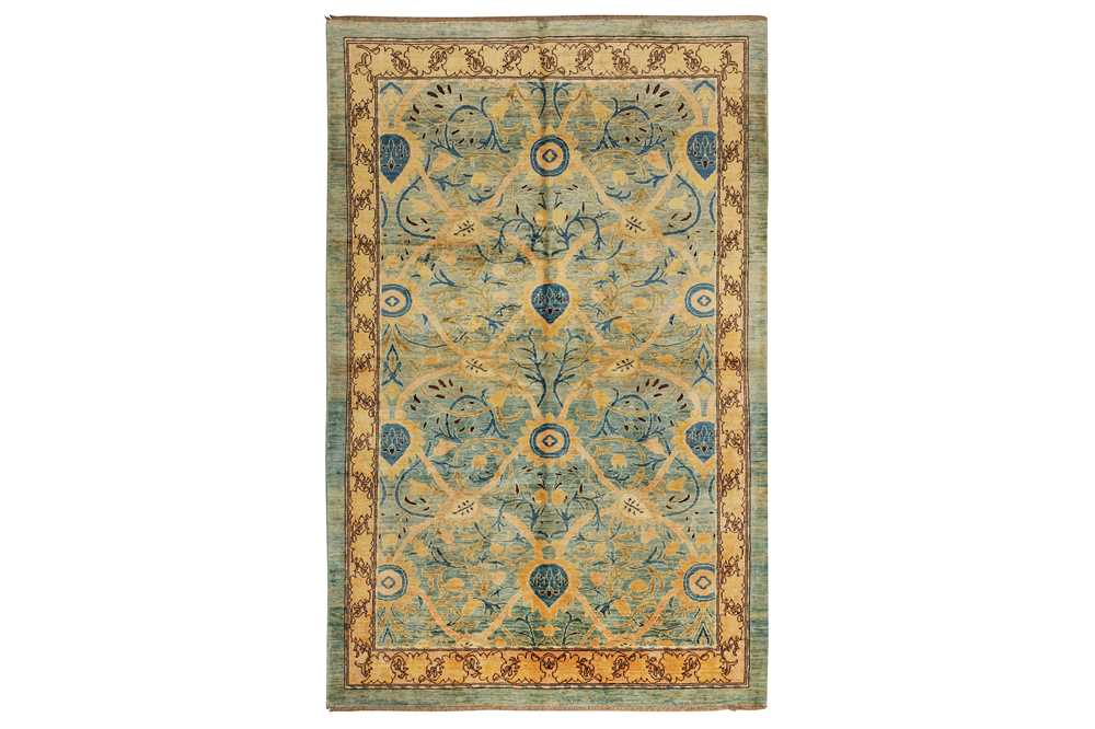 Lot 66 - A FINE ARTS & CRAFTS DESIGN CARPET