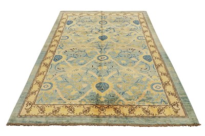 Lot 66 - A FINE ARTS & CRAFTS DESIGN CARPET