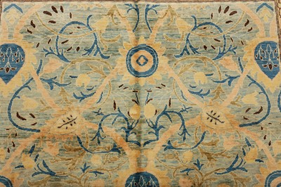 Lot 66 - A FINE ARTS & CRAFTS DESIGN CARPET