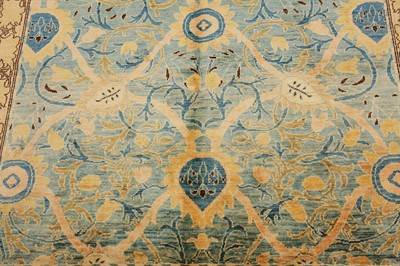 Lot 66 - A FINE ARTS & CRAFTS DESIGN CARPET