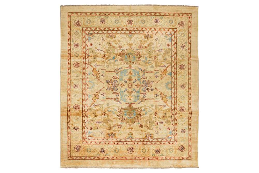 Lot 35 - A FINE ARTS & CRAFTS DESIGN CARPET