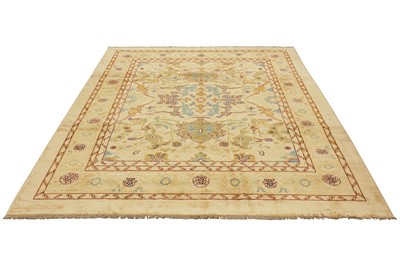 Lot 35 - A FINE ARTS & CRAFTS DESIGN CARPET